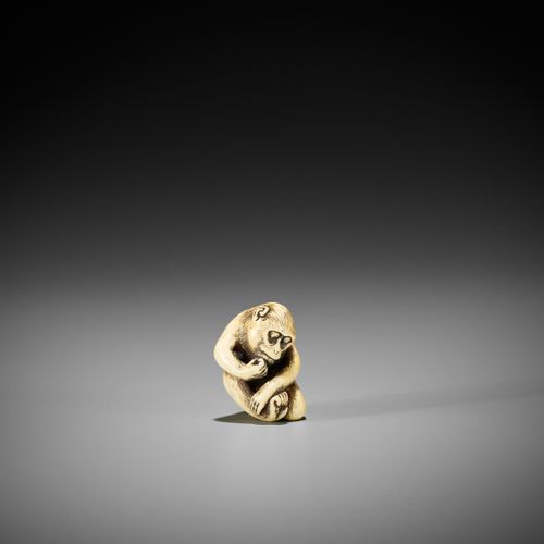 A FINE IVORY NETSUKE OF A MONKEY PICKING FLEAS, ATTRIBUTED TO MITSUHIDE FEINE El&hellip;