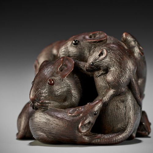 A WOOD NETSUKE OF A CLUSTER OF RATS, ATTRIBUTED TO KAIGYOKUDO MASATERU 鼠群的木制网书，归&hellip;