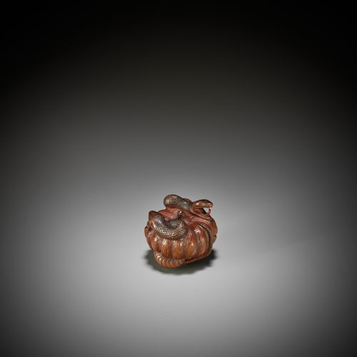 SHIGEMASA: A FINE WOOD NETSUKE OF A PUMPKIN WITH TWO SNAKES SHIGEMASA: UNA FINA &hellip;