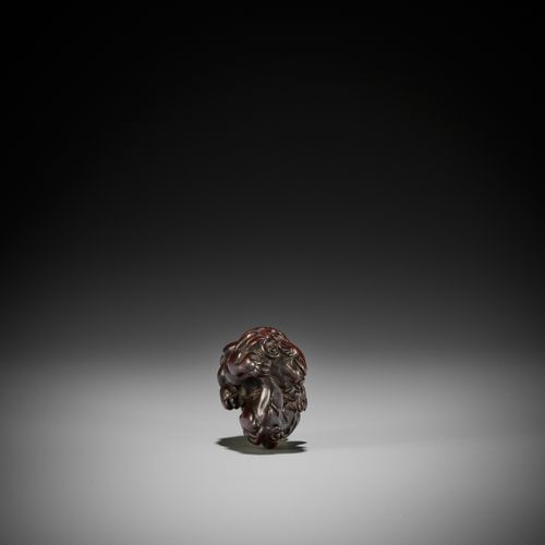 A POWERFUL WOOD NETSUKE OF A SHISHI WITH YOUNG 有力的石狮与幼崽的木制网签
无署名
日本，18世纪，江户时代（16&hellip;