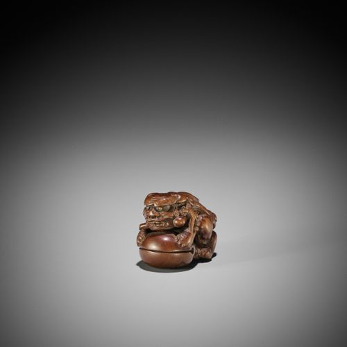 AN EARLY WOOD NETSUKE OF A SHISHI ON A MOKUGYO UN NETSUKE EN BOIS ANCIEN D'UN SH&hellip;