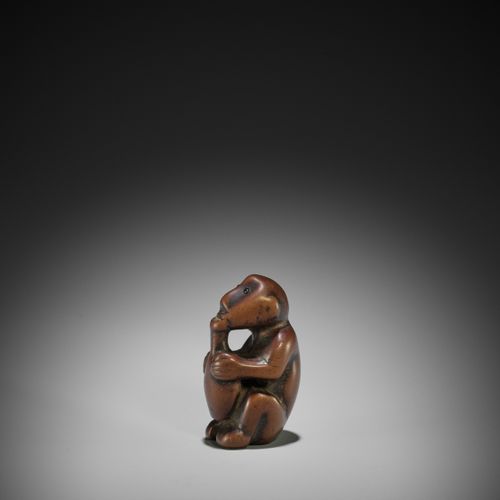 A RARE AND UNUSUAL NETSUKE OF AN ISLANDER DRINKING FROM A BOTTLE RARO E INUSUAL &hellip;