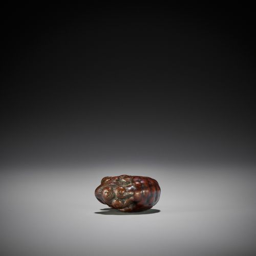 TOYOKAZU: A FINE WOOD NETSUKE OF A SHISHI PLAYING WITH A BALL TOYOKAZU : UN FINE&hellip;