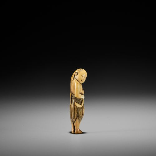 AN IVORY NETSUKE OF A FISHERGIRL (AMA) 渔女的象牙网签（AMA）
无签名
日本，18世纪，江户时代（1615-1868）
&hellip;