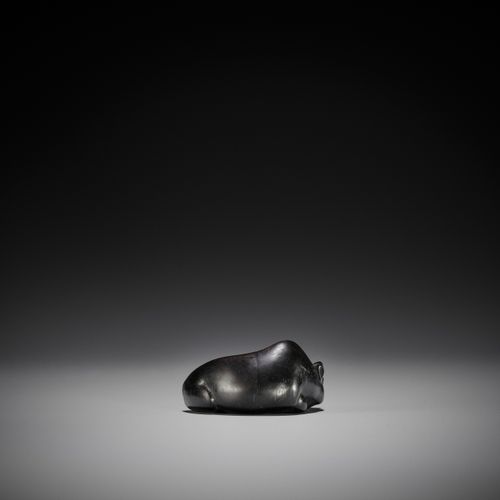 MASAYOSHI: AN EBONY NETSUKE OF A RECUMBENT OX MASAYOSHI: 一个巨大的牛的EBONY NETSUKE
作者&hellip;