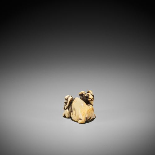 AN OSAKA SCHOOL IVORY NETSUKE OF A DEER AND MONKEY 一件大阪学派的鹿和猴子的象牙网罩
无签名
日本，大阪，18&hellip;