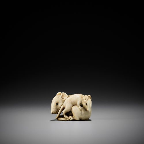 A POWERFUL AND LARGE KYOTO SCHOOL IVORY NETSUKE OF A RAT AND YOUNG 大而有力的京东象牙网罩：老&hellip;