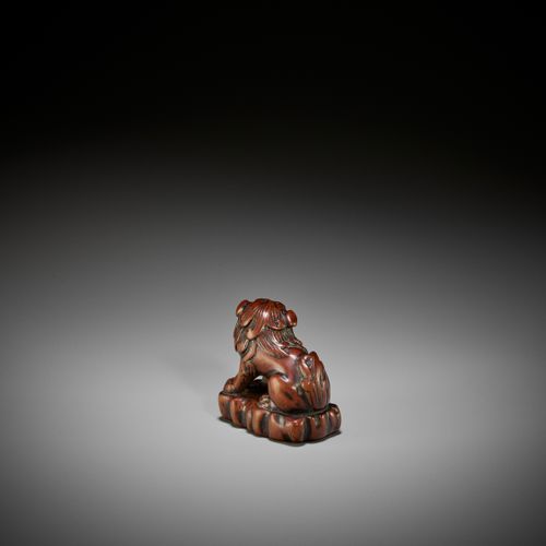 A GOOD WOOD NETSUKE OF A SHISHI 一件好的石狮木制网罩
无署名
 日本，18世纪，江户时代（1615-1868）

精心雕刻的石狮&hellip;