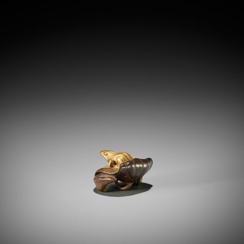 TOMONOBU: A RARE LACQUERED WOOD NETSUKE OF A GOLDEN FROG ON A LOTUS LEAF 友信。罕见的荷&hellip;