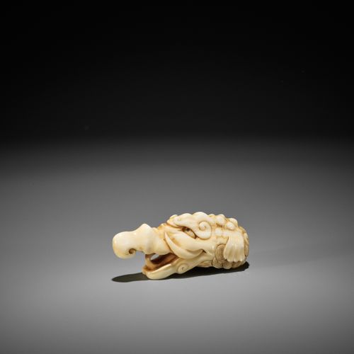 A RARE MARINE IVORY NETSUKE OF A BAKU HEAD RARO NETSUKE DE MARFIL DE UNA CABEZAD&hellip;