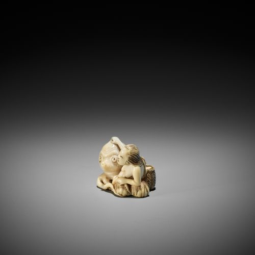 A RARE IVORY SHUNGA NETSUKE OF AN AMA WITH AMOROUS OCTOPUS 罕见的IVORY SHUNGA NETSU&hellip;