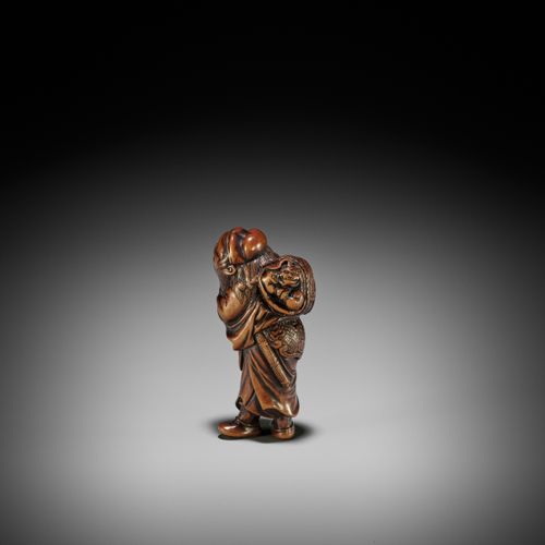 A SUPERB WOOD NETSUKE OF SHOKI WITH ONI 一件极好的木雕SHOKI与ONI
以辻氏的方式，未署名
日本，大阪，约1800年&hellip;