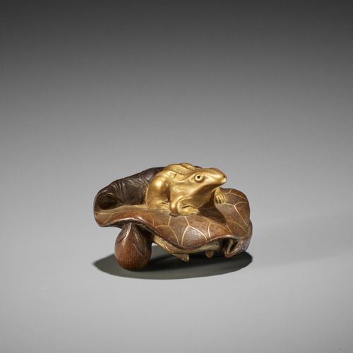 TOMONOBU: A RARE LACQUERED WOOD NETSUKE OF A GOLDEN FROG ON A LOTUS LEAF 友信。罕见的荷&hellip;