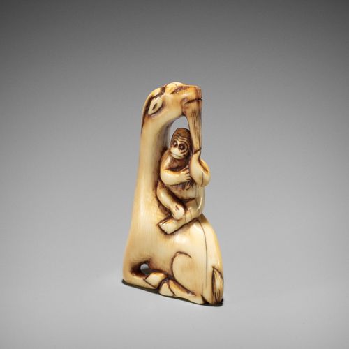 AN IVORY NETSUKE OF A SINIU AND MONKEY 一件象牙网罩的西牛和猴子
无署名
 日本，18世纪初，江户时代（1615-1868&hellip;