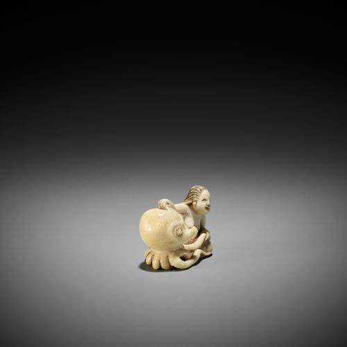 A RARE IVORY SHUNGA NETSUKE OF AN AMA WITH AMOROUS OCTOPUS 罕见的IVORY SHUNGA NETSU&hellip;