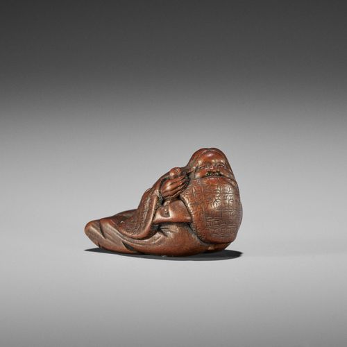 ICHIMIN: A FINE WOOD SHUNGA NETSUKE OF OKAME WITH LONG-NOSED TENGU MASK 一敏。精致的木制&hellip;