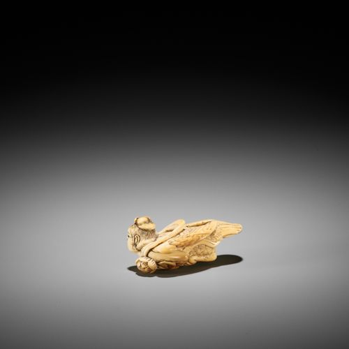 A RARE IVORY NETSUKE OF A KARYOBINGA 一件罕见的象牙网罩的KARYOBINGA
无署名
日本，18世纪，江户时代（1615-&hellip;