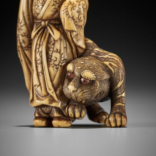 A SUPERB OSAKA SCHOOL IVORY NETSUKE OF SHORIKEN AND TIGER SUPERBE NETSUKE EN IVO&hellip;