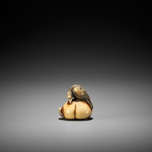 ANRAKU: A FINE IVORY NETSUKE OF A CROW ON PERSIMMON ANRAKU : UN FINE NETSUKE EN &hellip;