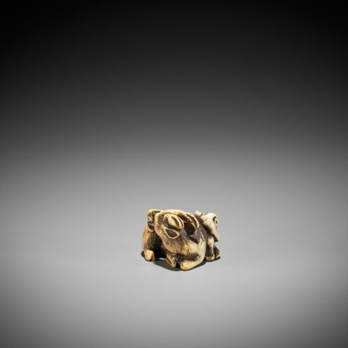 AN OSAKA SCHOOL IVORY NETSUKE OF A DEER AND MONKEY 一件大阪学派的鹿和猴子的象牙网罩
无签名
日本，大阪，18&hellip;