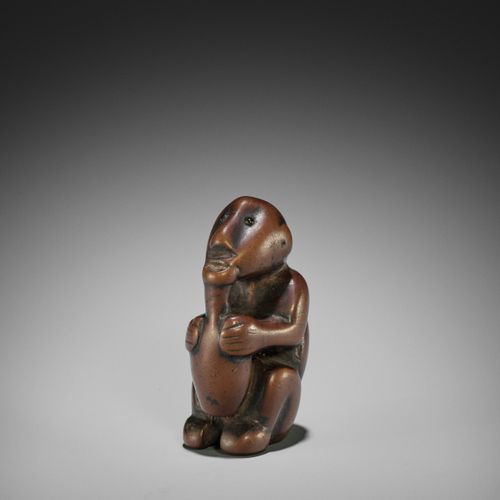 A RARE AND UNUSUAL NETSUKE OF AN ISLANDER DRINKING FROM A BOTTLE UN RARO E INSOL&hellip;