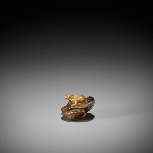 TOMONOBU: A RARE LACQUERED WOOD NETSUKE OF A GOLDEN FROG ON A LOTUS LEAF TOMONOB&hellip;