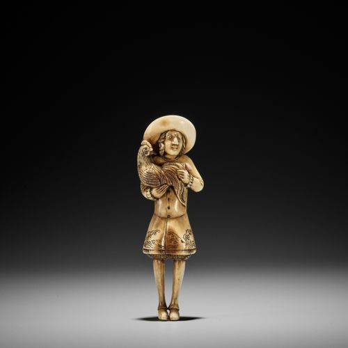 A TALL IVORY NETSUKE OF A DUTCHMAN WITH COCKEREL 一个高大的象牙网签，描绘了一个戴着孔雀羽毛装饰的荷兰人
无签名&hellip;