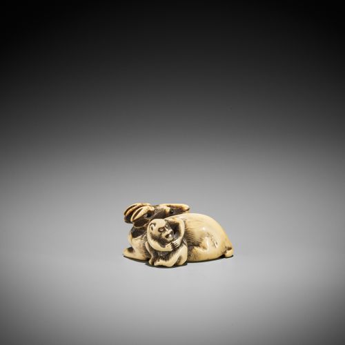 AN OSAKA SCHOOL IVORY NETSUKE OF A DEER AND MONKEY NETSUKE EN IVOIRE DE L'ÉCOLE &hellip;