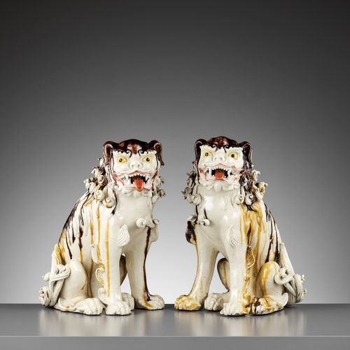 A PAIR OF LARGE PORCELAIN KARASHISHI 日本，明治时期（1868-1912）

每一个精细的模型都是一个坐着的狮子（中国的狮子&hellip;