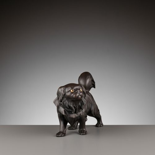 A RARE BRONZE OKIMONO OF A PEKINGESE DOG 日本，明治时期（1868-1912）

铸件四肢站立，脖子上系着荷叶边的项圈，&hellip;