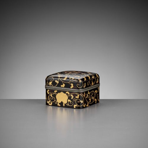 A RARE BLACK AND GOLD-LACQUERED KOBAKO AND COVER WITH SHIMAZU MONS Japón, siglos&hellip;
