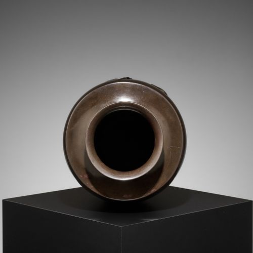 TOSHITSUGU: A FINE AND LARGE BRONZE VASE WITH GOOSE AND WATER REEDS Par Toshitsu&hellip;