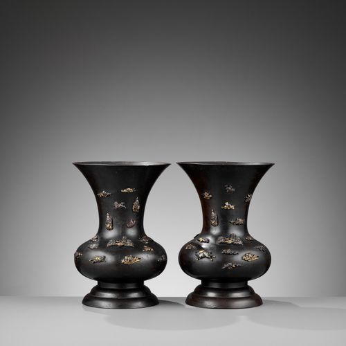 AN IMPRESSIVE PAIR OF BRONZE VASES INLAD WITH MANY FINE MENUKI Giappone, fine XI&hellip;