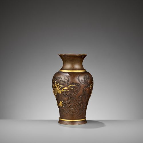 A FINE MIYAO-STYLE GOLD AND SILVER-INLAID BRONZE ‘DRAGON’ VASE 日本，明治时期 (1868-191&hellip;