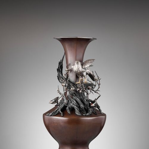 A MONUMENTAL ‘SILVER EAGLE’ OCTAGONAL BRONZE VASE Japon, début de la période Mei&hellip;