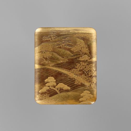 A FINE LACQUER KOBAKO WITH LANDSCAPES 日本，19世纪，江户时代（1615-1868）

长方形，圆角，银边，金地细密地装饰&hellip;