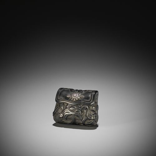 A RARE HEAVY BLACK WOOD NETSUKE OF A KINCHAKU 日本，18至19世纪，江户时代(1615-1868)

大的网饰描绘&hellip;
