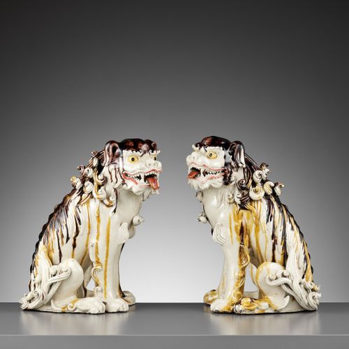 A PAIR OF LARGE PORCELAIN KARASHISHI 日本，明治时期（1868-1912）

每一个精细的模型都是一个坐着的狮子（中国的狮子&hellip;