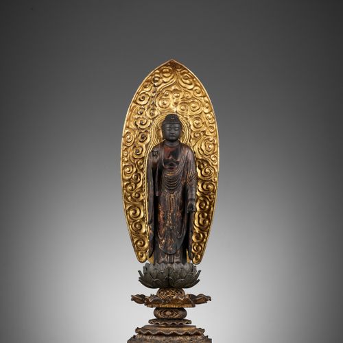 A LACQUER-GILT KAMAKURA WOOD FIGURE OF AMIDA NYORAI Japón, siglos XIII-XIV, peri&hellip;