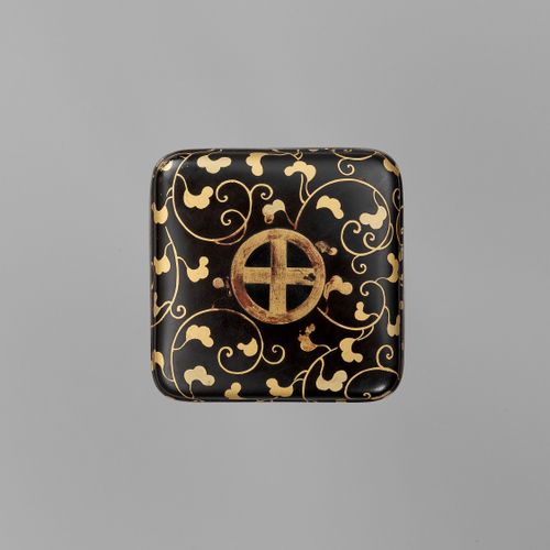 A RARE BLACK AND GOLD-LACQUERED KOBAKO AND COVER WITH SHIMAZU MONS Japan, 17.-18&hellip;