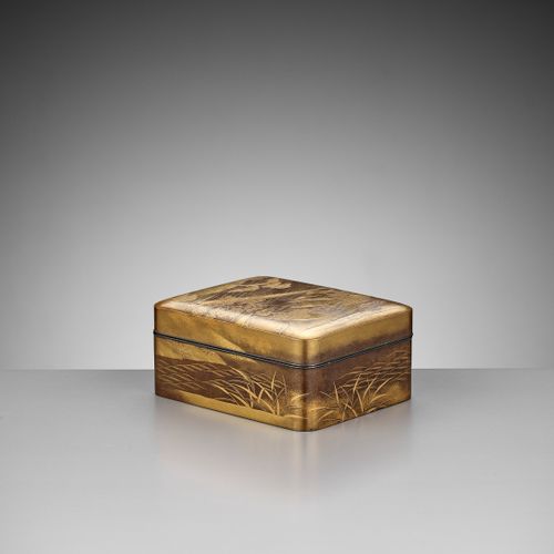 A FINE LACQUER KOBAKO WITH LANDSCAPES 日本，19世纪，江户时代（1615-1868）

长方形，圆角，银边，金地细密地装饰&hellip;