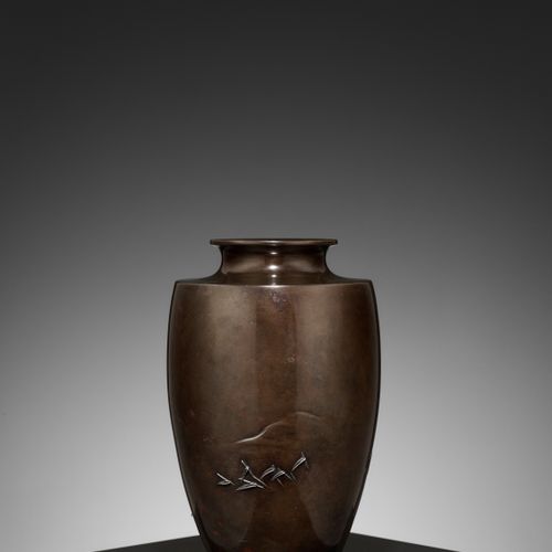 TOSHITSUGU: A FINE AND LARGE BRONZE VASE WITH GOOSE AND WATER REEDS Di Toshitsug&hellip;