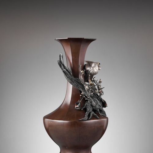 A MONUMENTAL ‘SILVER EAGLE’ OCTAGONAL BRONZE VASE Japon, début de la période Mei&hellip;