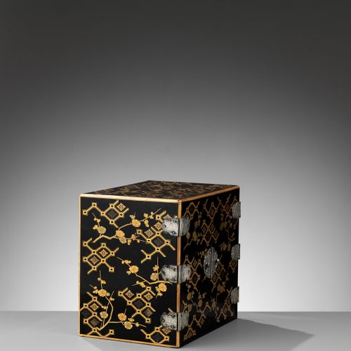 A RARE LACQUER KODANSU (CABINET), ATTRIBUTED TO KAJIKAWA _x000D_

Der Familie Ka&hellip;