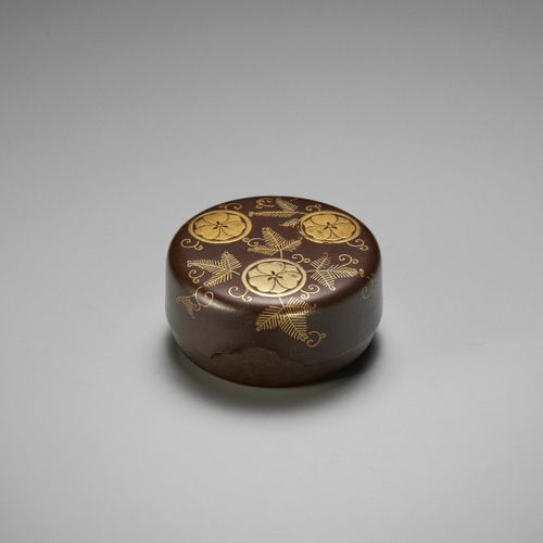 HARA YOYUSAI: A FINE LACQUERED HAKO NETSUKE WITH MONS AND FERNS _x000D_

By Hara&hellip;