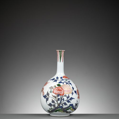 A RARE KO-IMARI BOTTLE VASE WITH SHISHI AND PEONY Japón, siglo XVIII, periodo Ed&hellip;