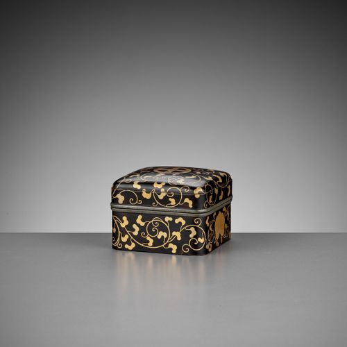 A RARE BLACK AND GOLD-LACQUERED KOBAKO AND COVER WITH SHIMAZU MONS Japon, XVIIe-&hellip;