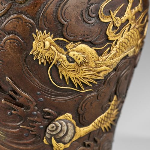 A FINE MIYAO-STYLE GOLD AND SILVER-INLAID BRONZE ‘DRAGON’ VASE Japon, période Me&hellip;