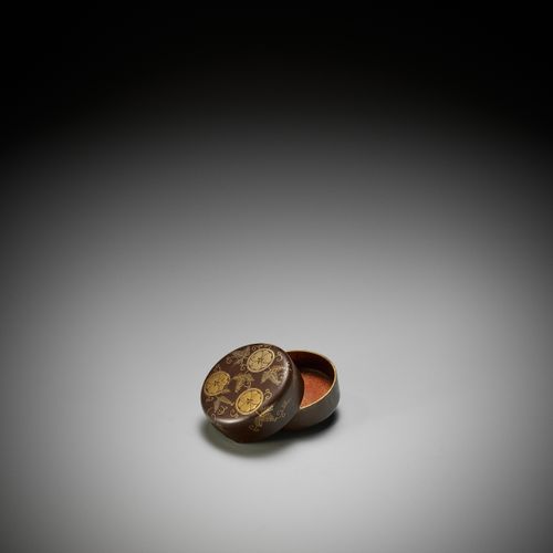 HARA YOYUSAI: A FINE LACQUERED HAKO NETSUKE WITH MONS AND FERNS _x000D_

Par Har&hellip;