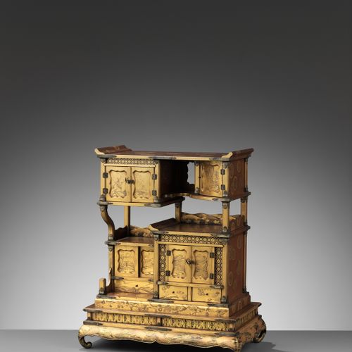 A SUPERB AND RARE SMALL GOLD-LACQUER SHODANA (DISPLAY CABINET) WITH STAND El mod&hellip;